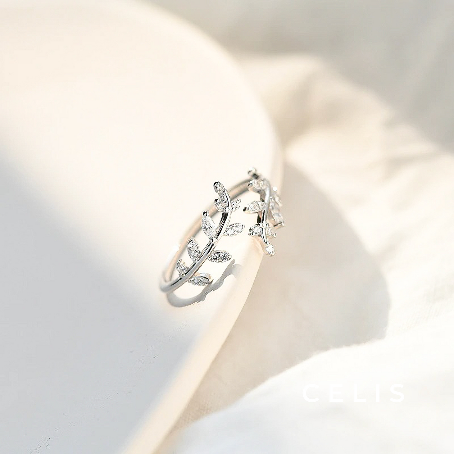 Elegant Leaf Circle Zirconia Ring